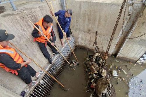Cảnh sát cơ động Công an thành phố Hà Nội: Phối hợp khơi thông dòng chảy, bảo đảm hoạt động của trạm bơm Phù Đổng