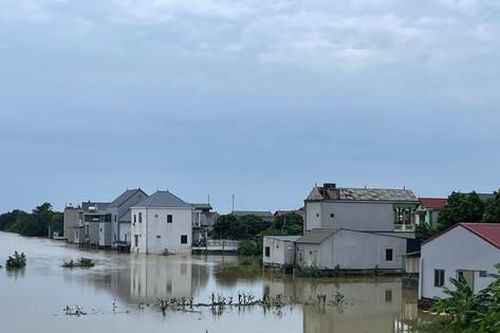 Hơn 16.000 nhà dân tại nhiều tỉnh bị ngập do mưa lũ kéo dài