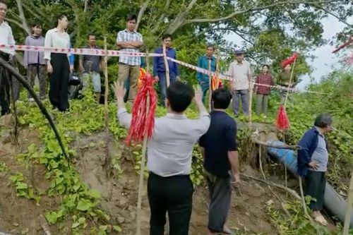 Phát đi báo động nhầm, Chơn bị cả làng trách móc