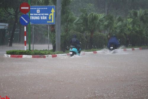 Hà Nội: Đường Tố Hữu ngập sâu dù nằm ngay cạnh dự án chống ngập