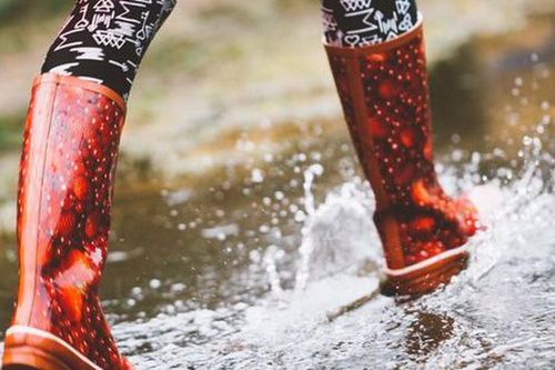 Lội nước ngập mùa mưa: Đừng chủ quan với những vết xước nhỏ ở bàn chân