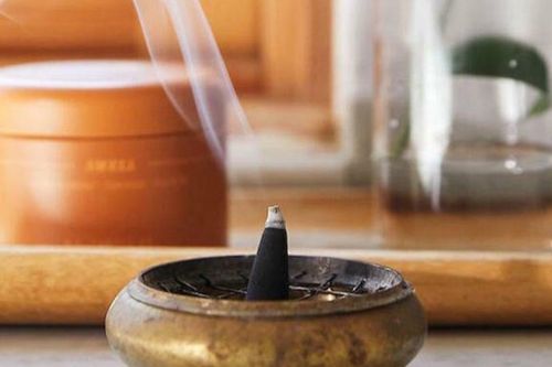 Ý nghĩa 3 nén hương trên bàn thờ và lưu ý khi xử lý bát hương cũ