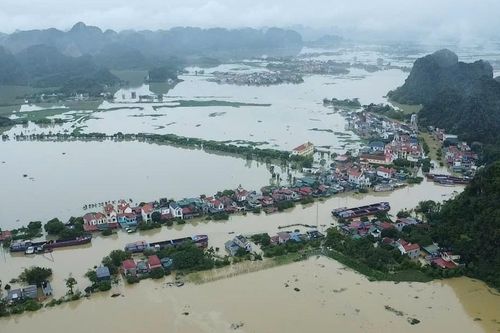 Nước lũ dâng cao, hàng trăm hộ dân ở Ninh Bình chìm trong 'biển' nước