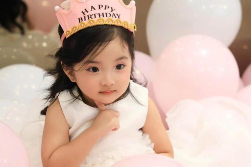 Lisa - con gái út nhà Khánh Thi được ví là công chúa đời thực