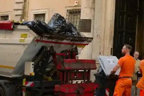Vô tình vứt tấm vé số trúng độc đắc hơn 3 tỷ đồng vào thùng rác, người phụ nữ đòi lục tung xe chở rác để tìm