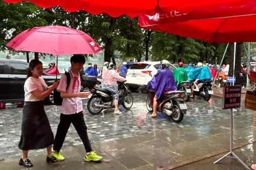 Nhiều trường học ở Hà Nội báo nghỉ, chuyển học trực tuyến do mưa lớn ngập sâu