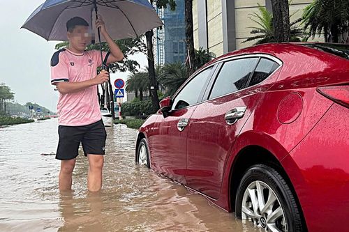 Mưa kéo dài, người dân Hà Nội 'bất lực' nhìn ô tô ngập nước