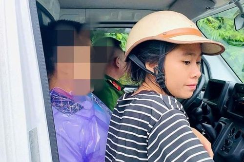 Chuyến xe công vụ đặc biệt vượt sạt lở đưa người bệnh cấp cứu