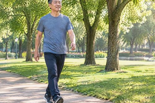 Sau tuổi 50, thử đi bộ theo cách này để rèn cả sức bền và thăng bằng