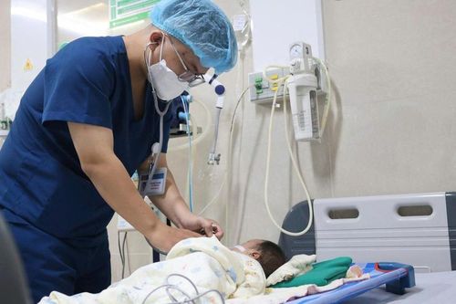 Trẻ 1 tháng tuổi nguy kịch vì người lớn nhỏ nhầm 5 giọt axit vào miệng