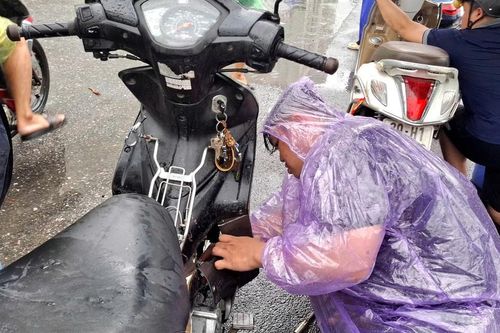 Dịch vụ sửa xe máy tại chỗ tất bật 'cứu' xe chết máy do mưa lớn