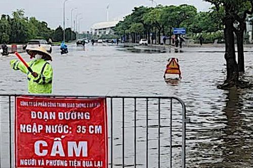 Hà Nội huy động hơn 2.500 người, trên 200 thiết bị hỗ trợ tiêu thoát nước và xử lý điểm úng ngập