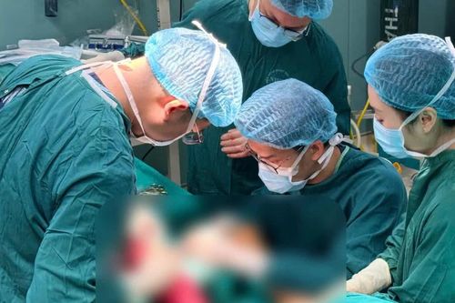 Hoại tử cả hai bàn chân sau nhiều ngày tự chườm nóng vì tê bì