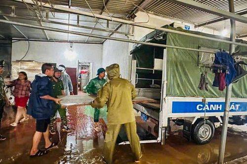 Công an Kỳ Sơn bám địa bàn, giúp dân chạy lũ