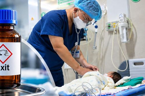 Nhỏ nhầm 5 giọt axit vào miệng con khiến bé 1 tháng tuổi sùi bọt mép