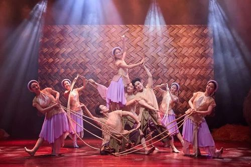 Văn hóa truyền thống không chỉ là đạo cụ sân khấu