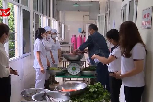 Đoàn kiểm tra đột xuất bữa ăn bán trú tại các trường