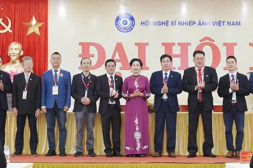 Bà Trần Thị Thu Đông tái đắc cử Chủ tịch Hội Nghệ sĩ Nhiếp ảnh Việt Nam