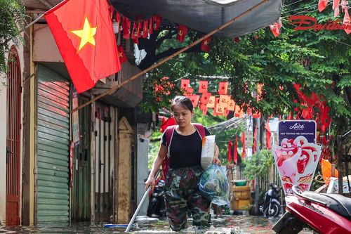 Hà Nội: 5 ngày nước chưa rút, người dân Tứ Liên bì bõm sống giữa ngõ ngập
