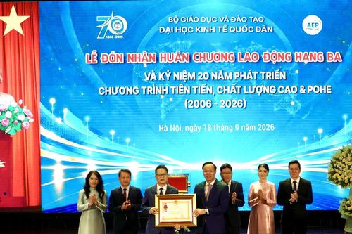 Huân chương Lao động hạng Ba ghi nhận 20 năm phát triển chương trình chất lượng cao và POHE