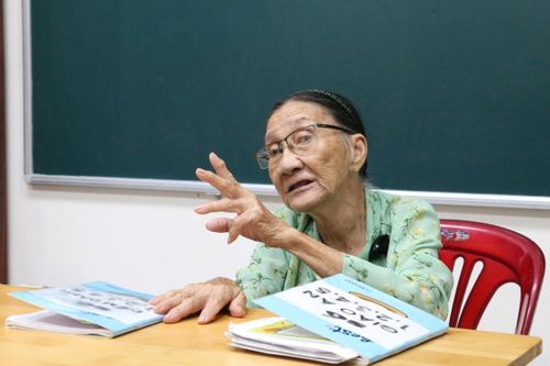 Cụ bà 78 tuổi ngày bán vé số, tối dạy chữ cho trẻ nghèo ở TP.HCM