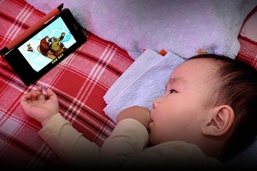 Lý do trẻ khó rời mắt khỏi điện thoại, tivi