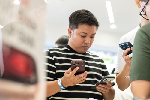 Vì sao nhiều người vẫn xếp hàng qua đêm để mua iPhone 18?