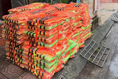 Chàng trai treo 200 áo phao trên các cây cầu