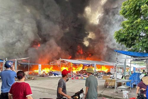 Quảng Ninh: Huy động hàng trăm cán bộ khống chế đám cháy tại chợ Kim Sơn