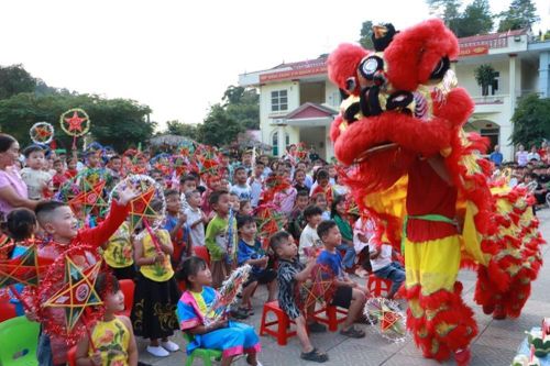 Ấm áp 'Biên cương - Đêm hội trăng rằm' nơi biên giới Lai Châu
