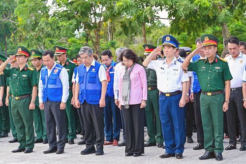 Đoàn công tác Trung ương và TP.HCM tưởng niệm các Anh hùng liệt sĩ tại Côn Đảo