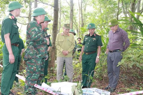 Khảo sát khu vực nghi có mộ liệt sĩ gần đỉnh đèo Hải Vân