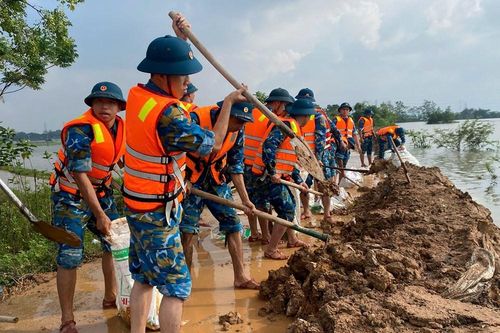 Bộ đội Phòng không - Không quân giúp dân đắp đê Vàng