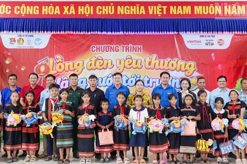 Đà Nẵng: Mang 'Lồng đèn yêu thương' đến với trẻ miền núi
