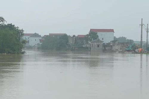 [Video] Mưa lũ làm hơn 16.000 căn nhà bị ngập, 3 người tử vong