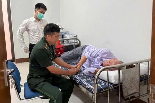 Kịp thời sơ cứu hành khách bị ngất tại cửa khẩu quốc tế Móng Cái