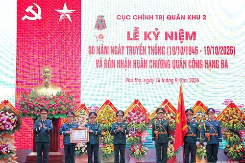 Thượng tướng Đỗ Xuân Tụng dự Lễ đón nhận Huân chương Quân công hạng Ba của Cục Chính trị Quân khu 2