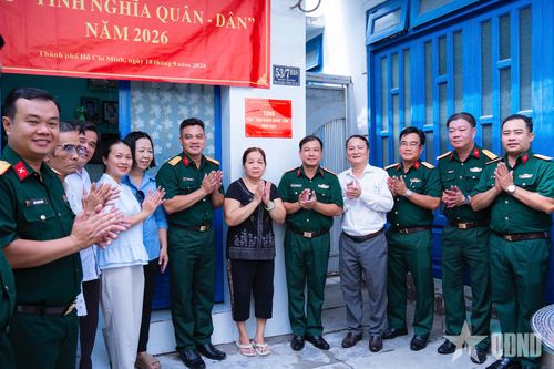Lực lượng vũ trang TP Hồ Chí Minh bàn giao nhà 'Tình nghĩa quân - dân'
