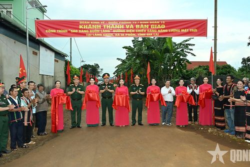 Đoàn Kinh tế - Quốc phòng 72 (Binh đoàn 15) bàn giao công trình 'Sao sáng buôn làng'
