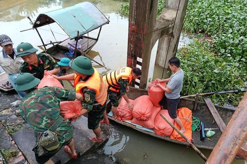 Cán bộ, chiến sĩ Lữ đoàn Phòng không 241 (Quân đoàn 12) khẩn trương khắc phục hậu quả mưa lũ