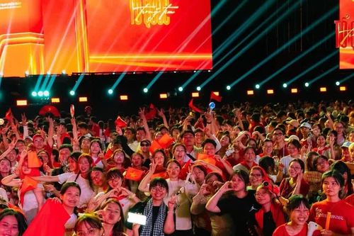 Từ concert, sân bóng đến bàn ăn, người trẻ tìm thấy niềm vui cùng nhau