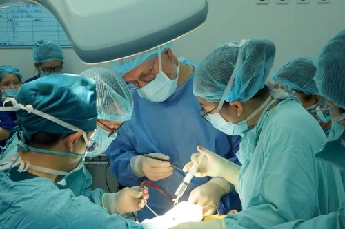 Lần đầu tiên cấy điện cực thính giác thân não cho trẻ bị điếc bẩm sinh nặng