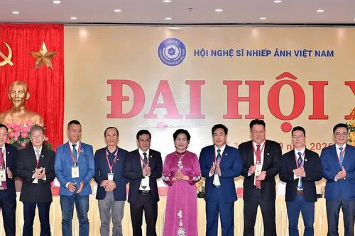 Bà Trần Thị Thu Đông tiếp tục được bầu giữ chức Chủ tịch Hội Nghệ sĩ Nhiếp ảnh Việt Nam