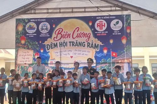 Mùa Trung thu đầu tiên tại trường nội trú biên giới Ia Nan