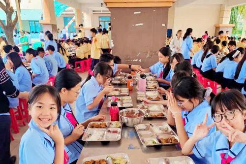 Trường THCS Hồ Văn Long tổ chức lại bữa ăn bán trú