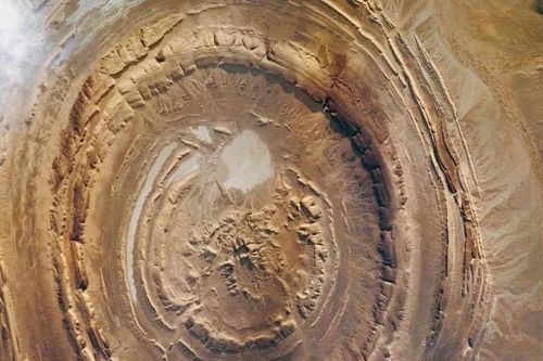 'Con mắt' rộng 40 km mở trừng trừng giữa Sahara thực ra là cái gì?