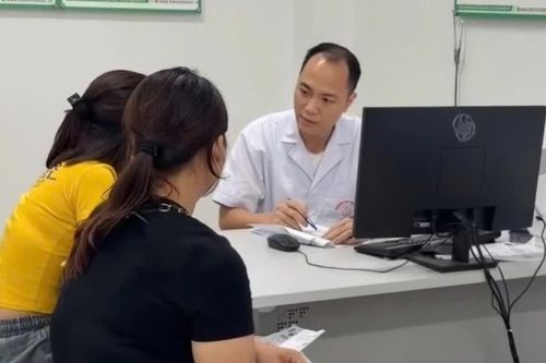 Bác sĩ cảnh báo bệnh từ bùn đất, nước bẩn sau khi nước rút