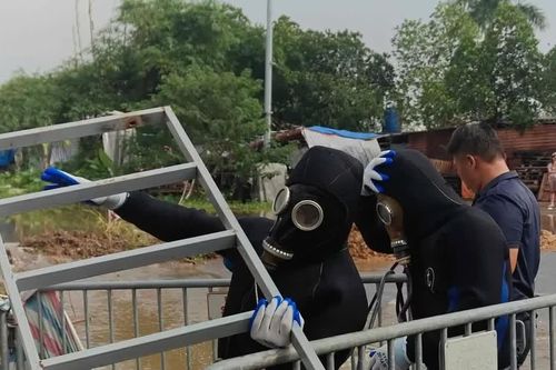 Người nhái tìm kiếm nam sinh nghi mất tích khi qua đường ngập ở Hà Nội