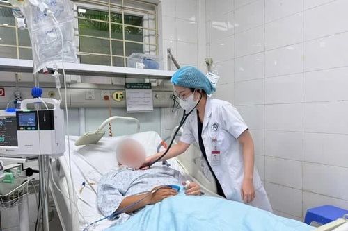Tưởng ngủ say, người đàn ông hôn mê, sặc phổi sau cuộc rượu