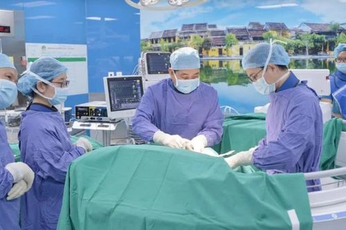 Thoái hóa cổ đa tầng, người đàn ông 47 tuổi đối mặt nguy cơ liệt